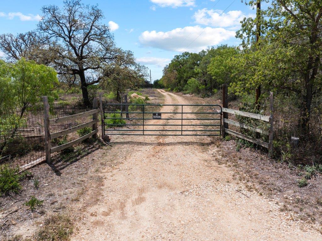 2124 Bugtussle Lane Luling TX 78648