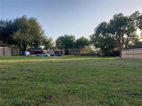 2200 Lark Lane Taylor TX 76574