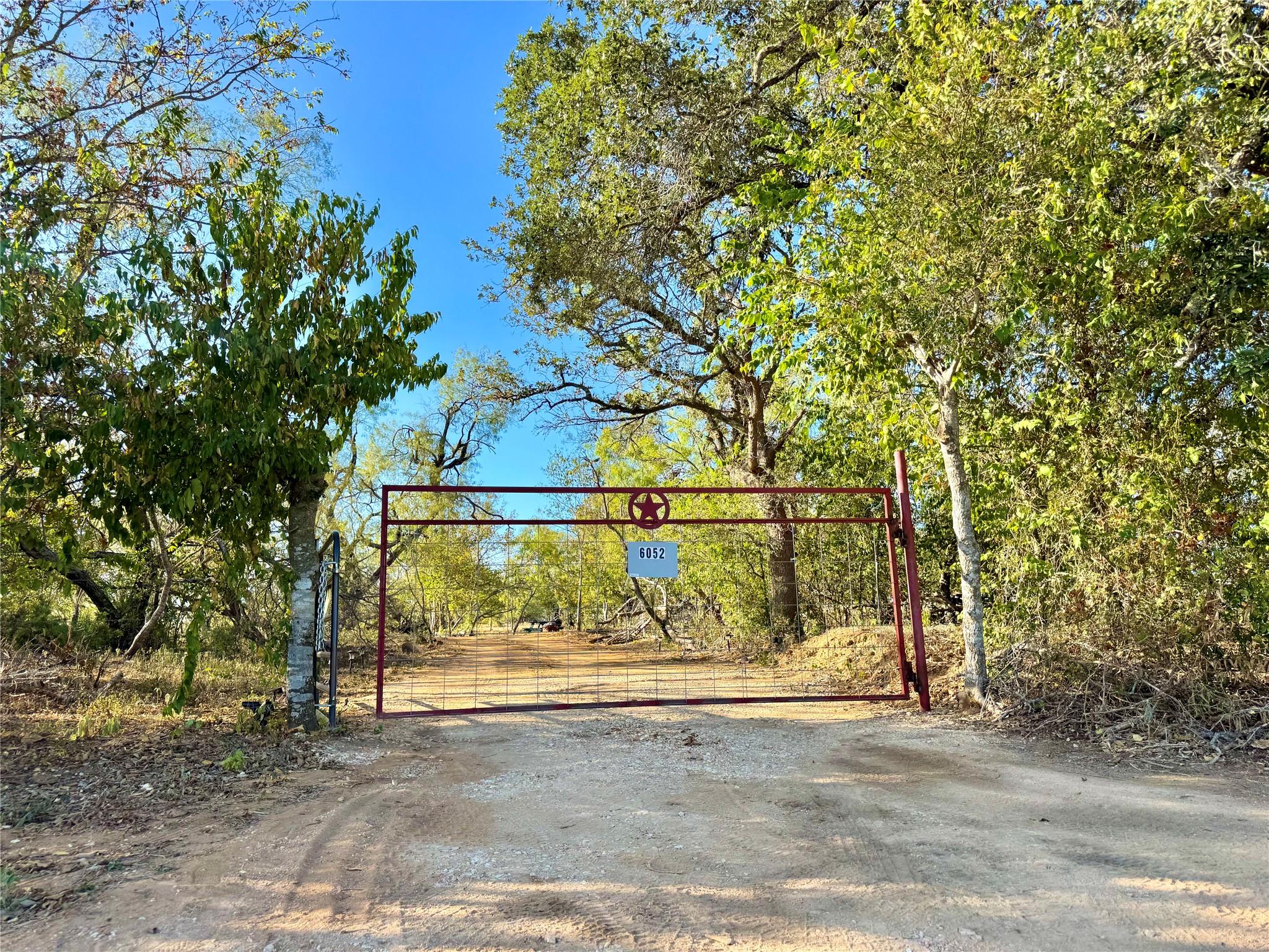 6052 Tenney Creek Road Luling TX 78648