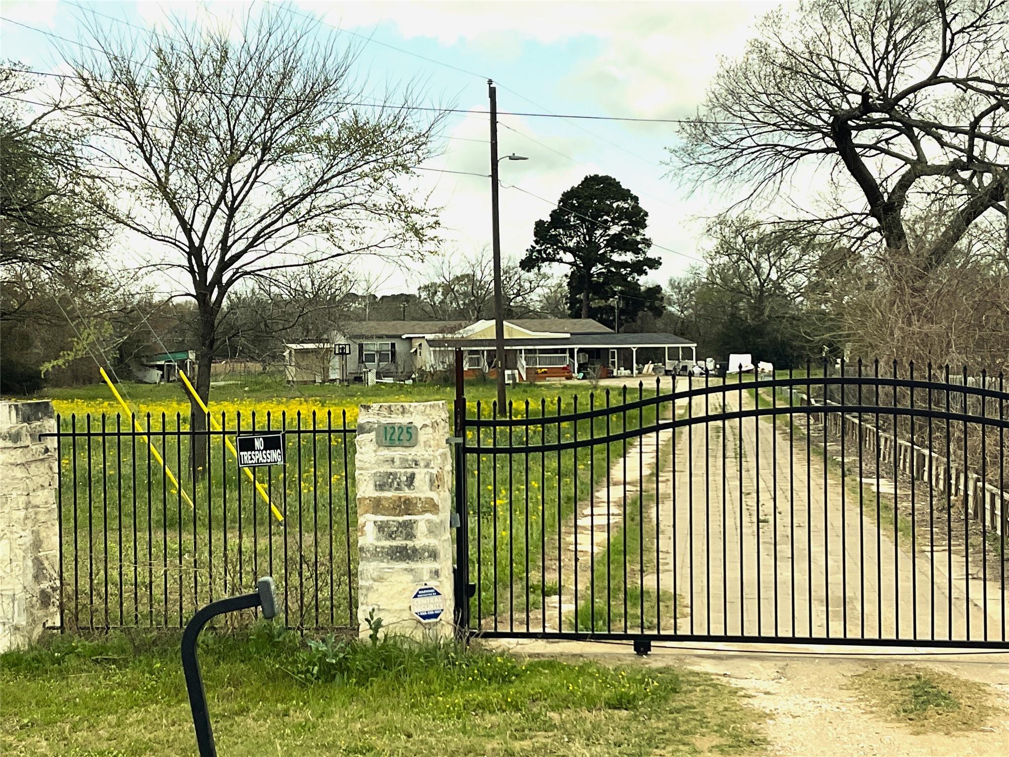 1225 W Highway 71 Highway W Smithville TX 78957