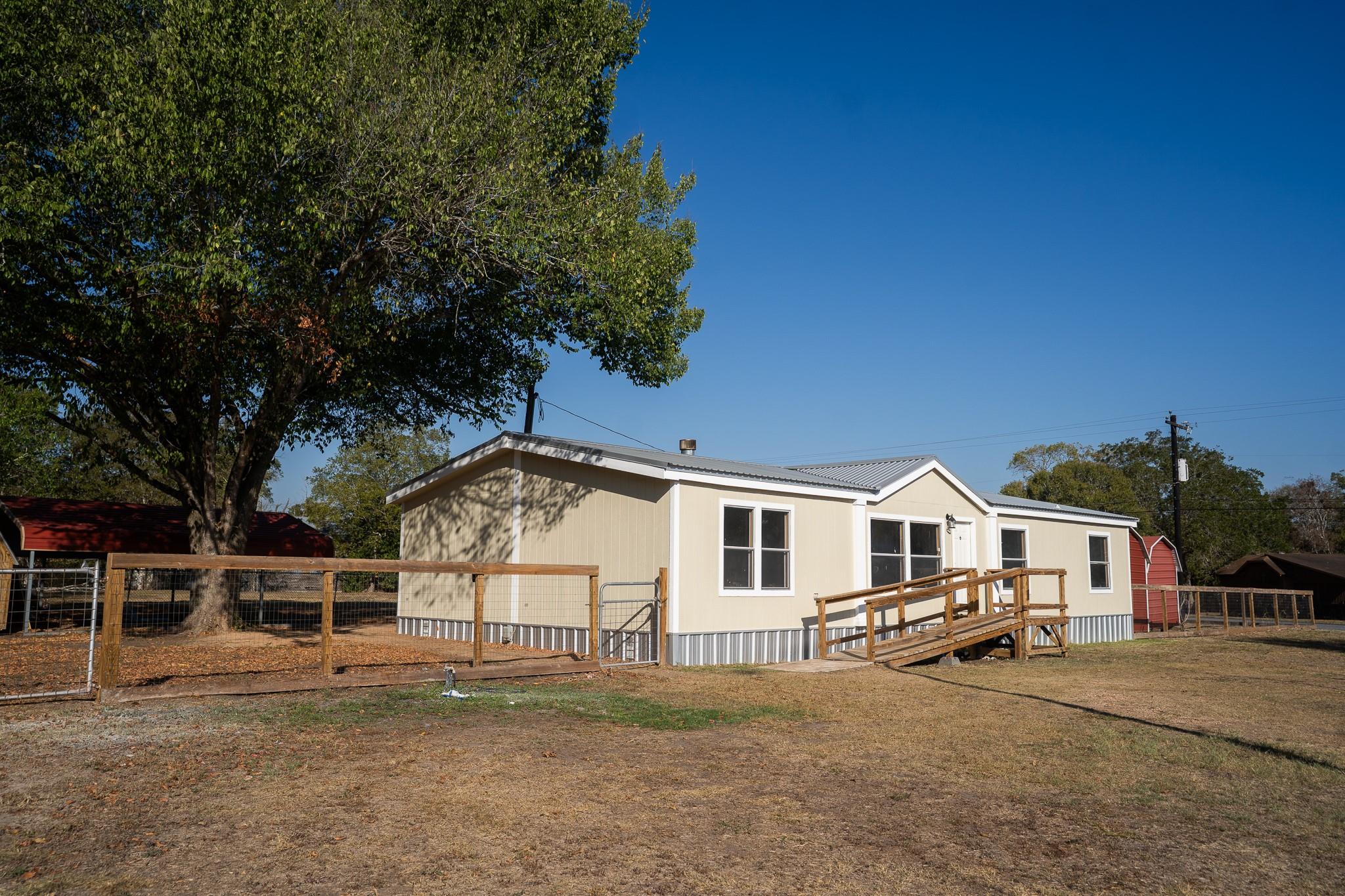404 S Mill Street Flatonia TX 78941