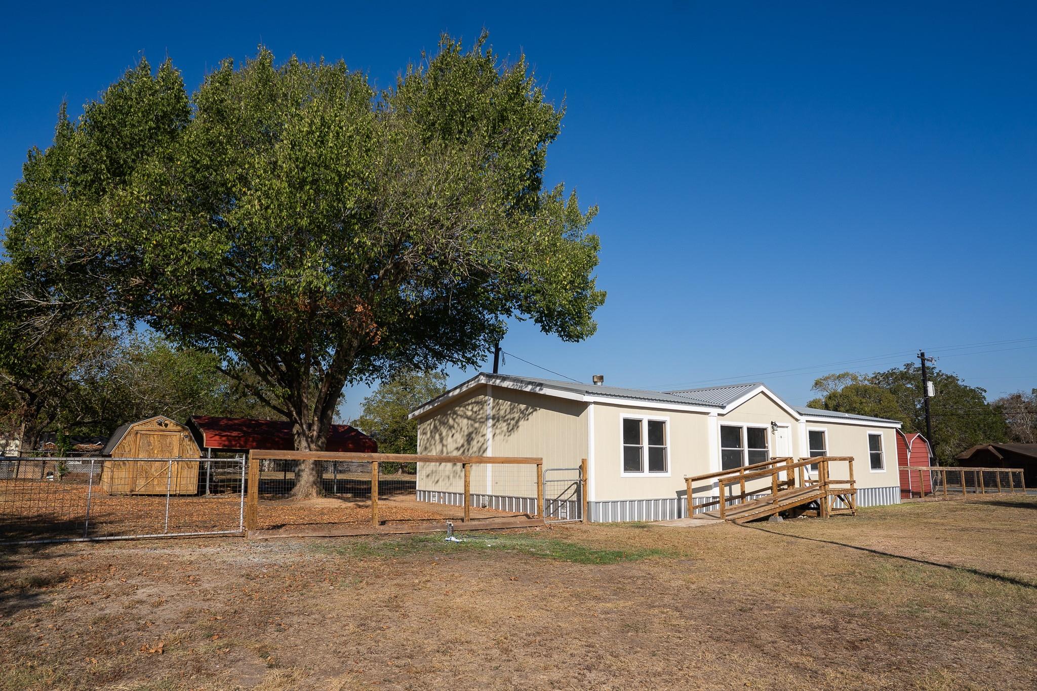 404 S Mill Street Flatonia TX 78941