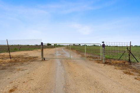 9338 E San Marcos Highway Fentress TX 78622