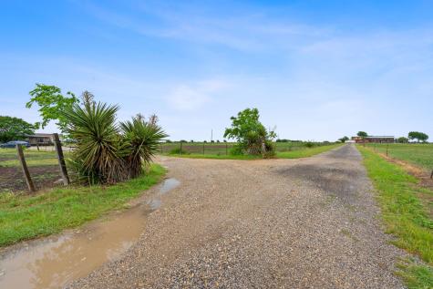 9338 E San Marcos Highway Fentress TX 78622