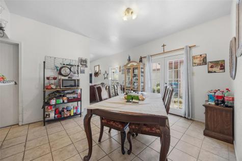 911 Crockett Street Lockhart TX 78644