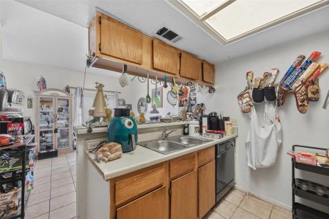 911 Crockett Street Lockhart TX 78644