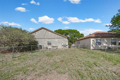 911 Crockett Street Lockhart TX 78644