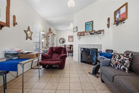 911 Crockett Street Lockhart TX 78644