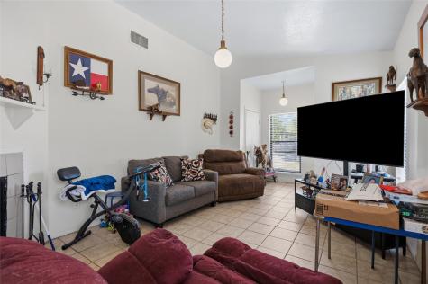911 Crockett Street Lockhart TX 78644