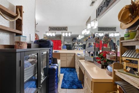 7393 N State Highway 80 Nixon TX 78140