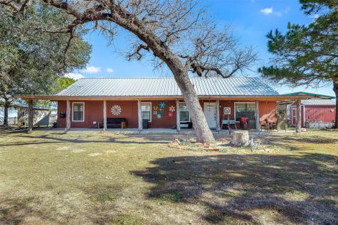 7393 N State Highway 80 Nixon TX 78140