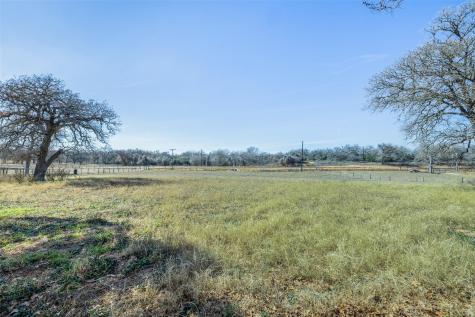 7393 N State Highway 80 Nixon TX 78140