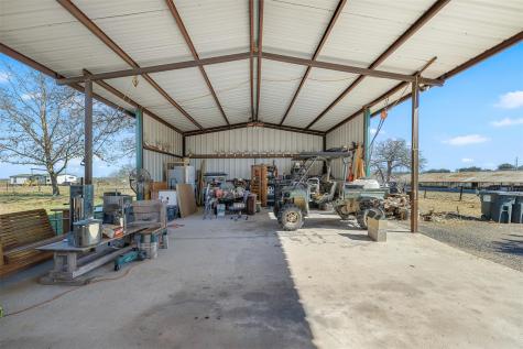 7393 N State Highway 80 Nixon TX 78140