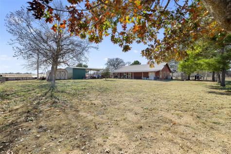 7393 N State Highway 80 Nixon TX 78140