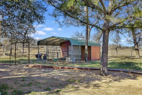 7393 N State Highway 80 Nixon TX 78140