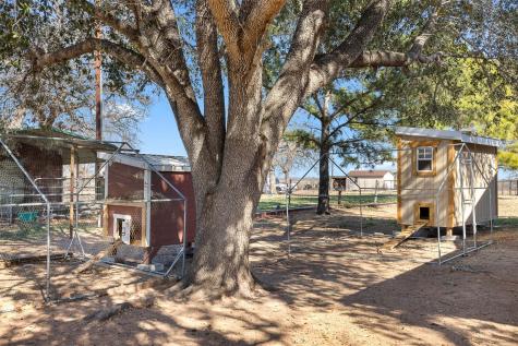 7393 N State Highway 80 Nixon TX 78140