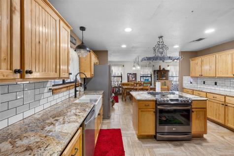 7393 N State Highway 80 Nixon TX 78140