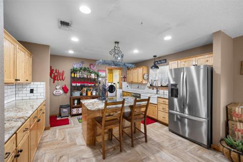 7393 N State Highway 80 Nixon TX 78140