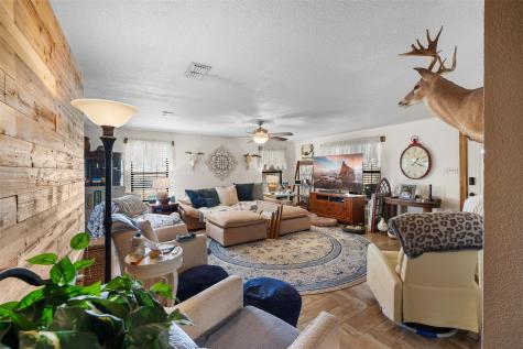 7393 N State Highway 80 Nixon TX 78140