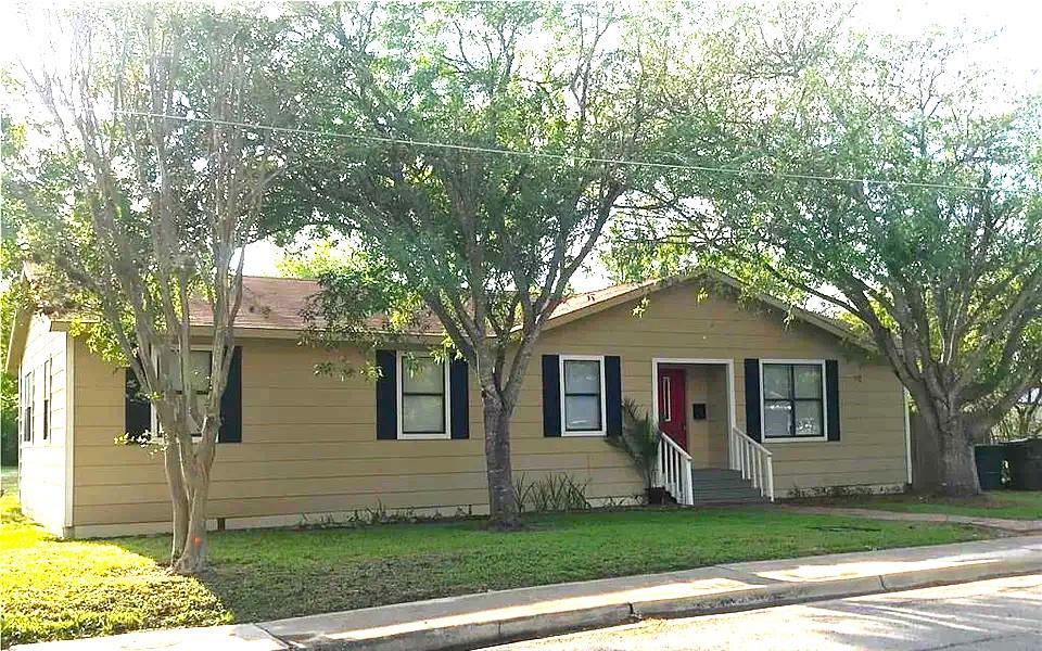 911 Brazos Street Lockhart TX 78644