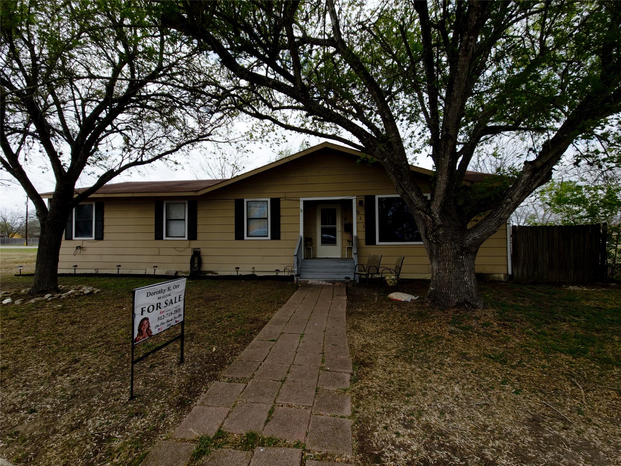 911 Brazos Street Lockhart TX 78644