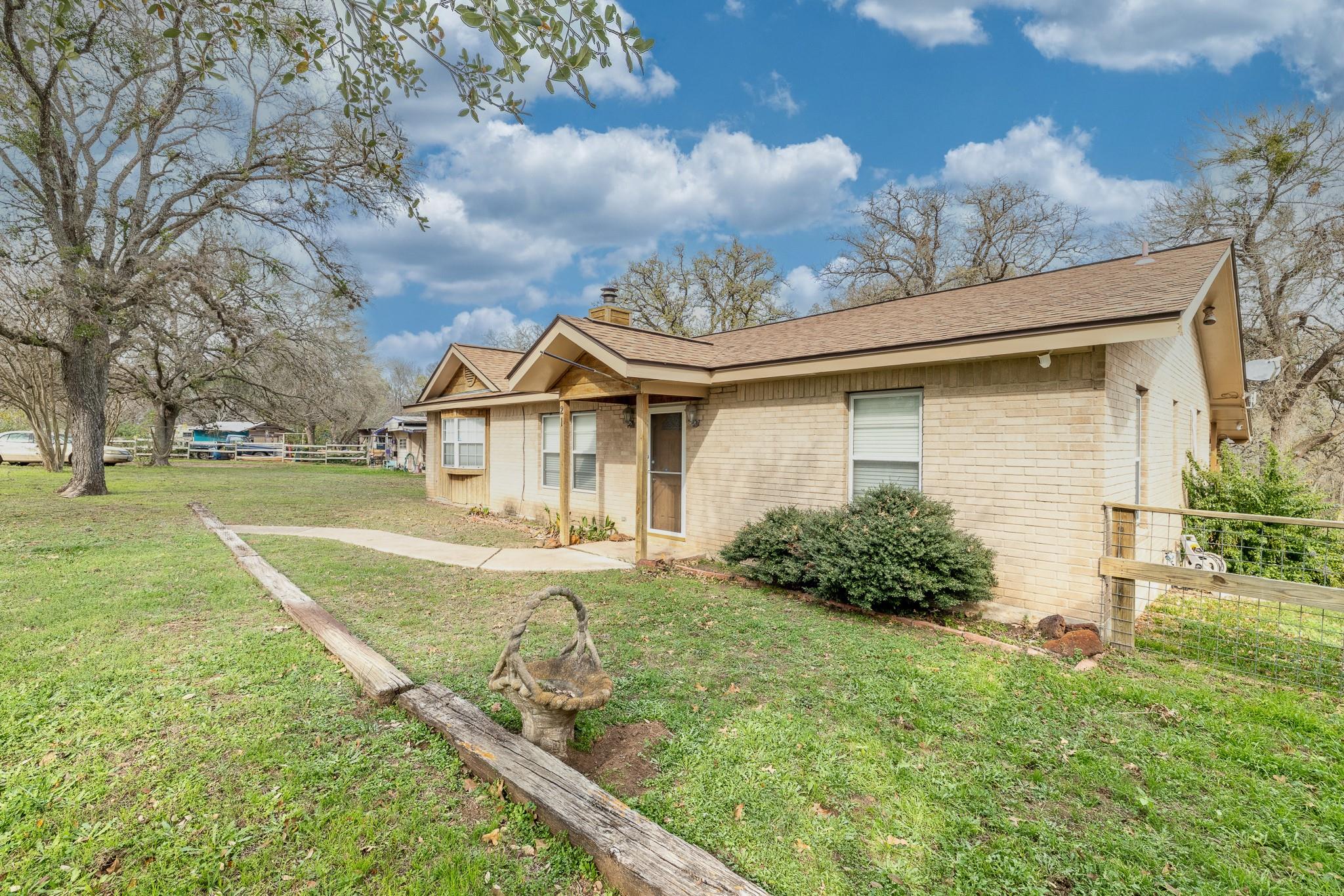 21 N Cr 235 Gonzales TX 78629