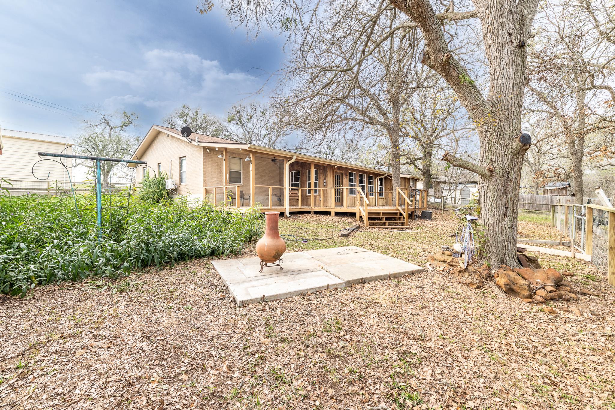 21 N Cr 235 Gonzales TX 78629