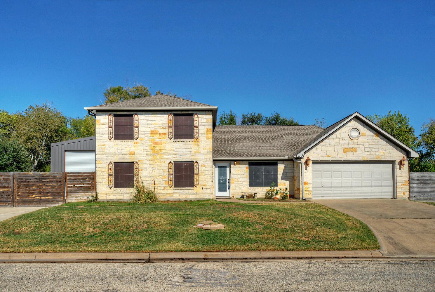 1265 E Independence Street Giddings TX 78942
