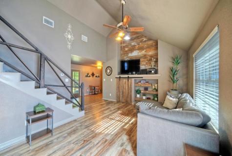 1265 E Independence Street Giddings TX 78942