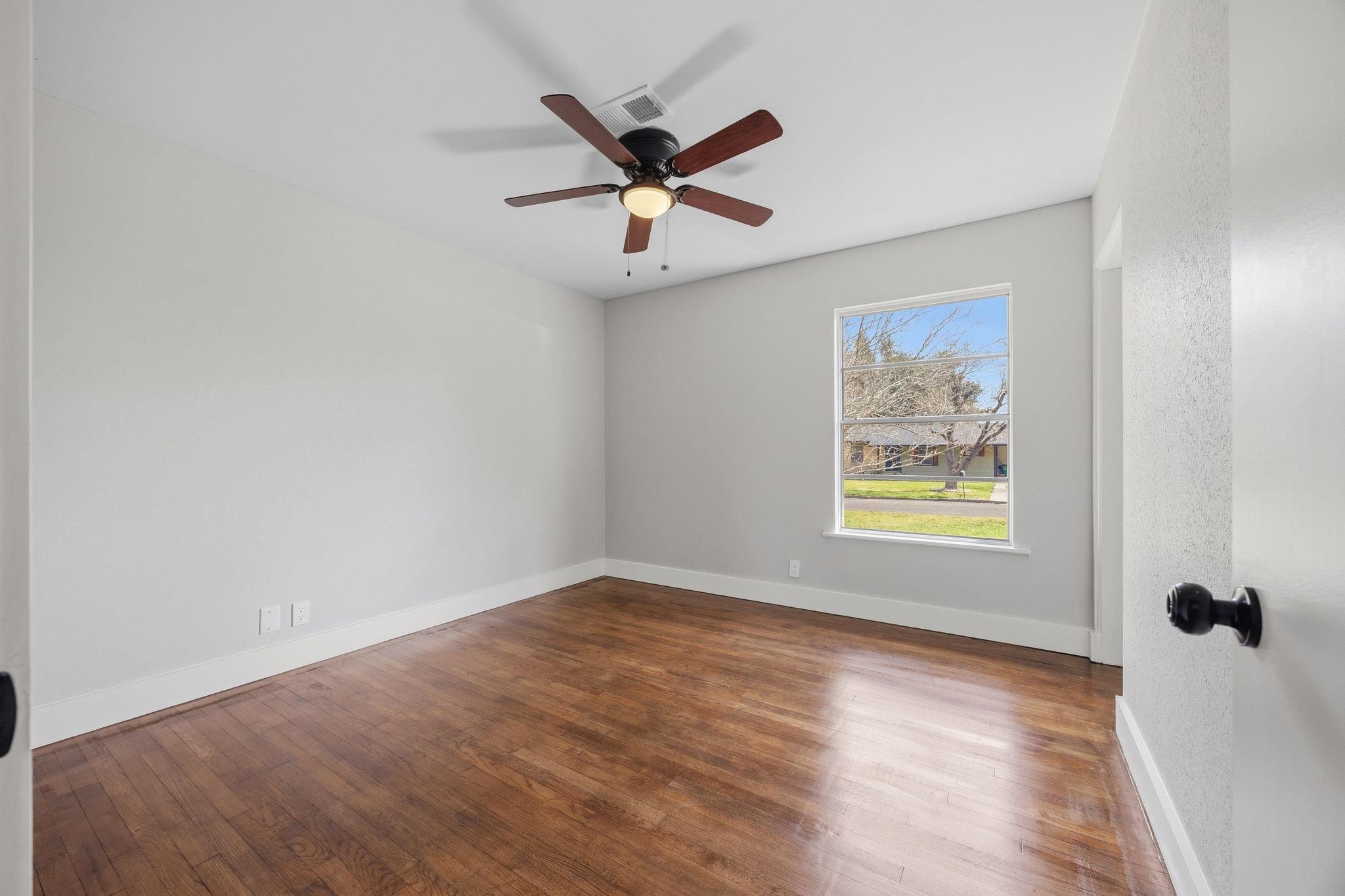 1402 Kent Street Taylor TX 76574