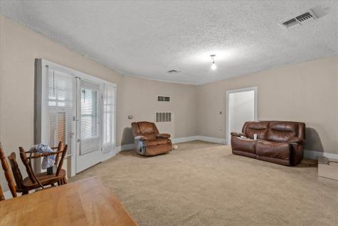 5612 Hwy 71 E Smithville TX 78957