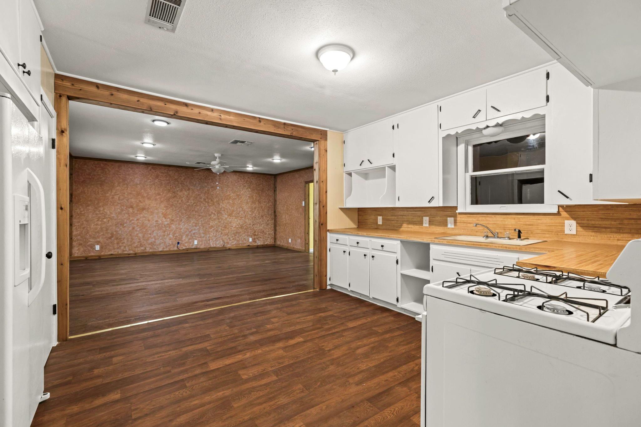 924 W Live Oak Street Lockhart TX 78644
