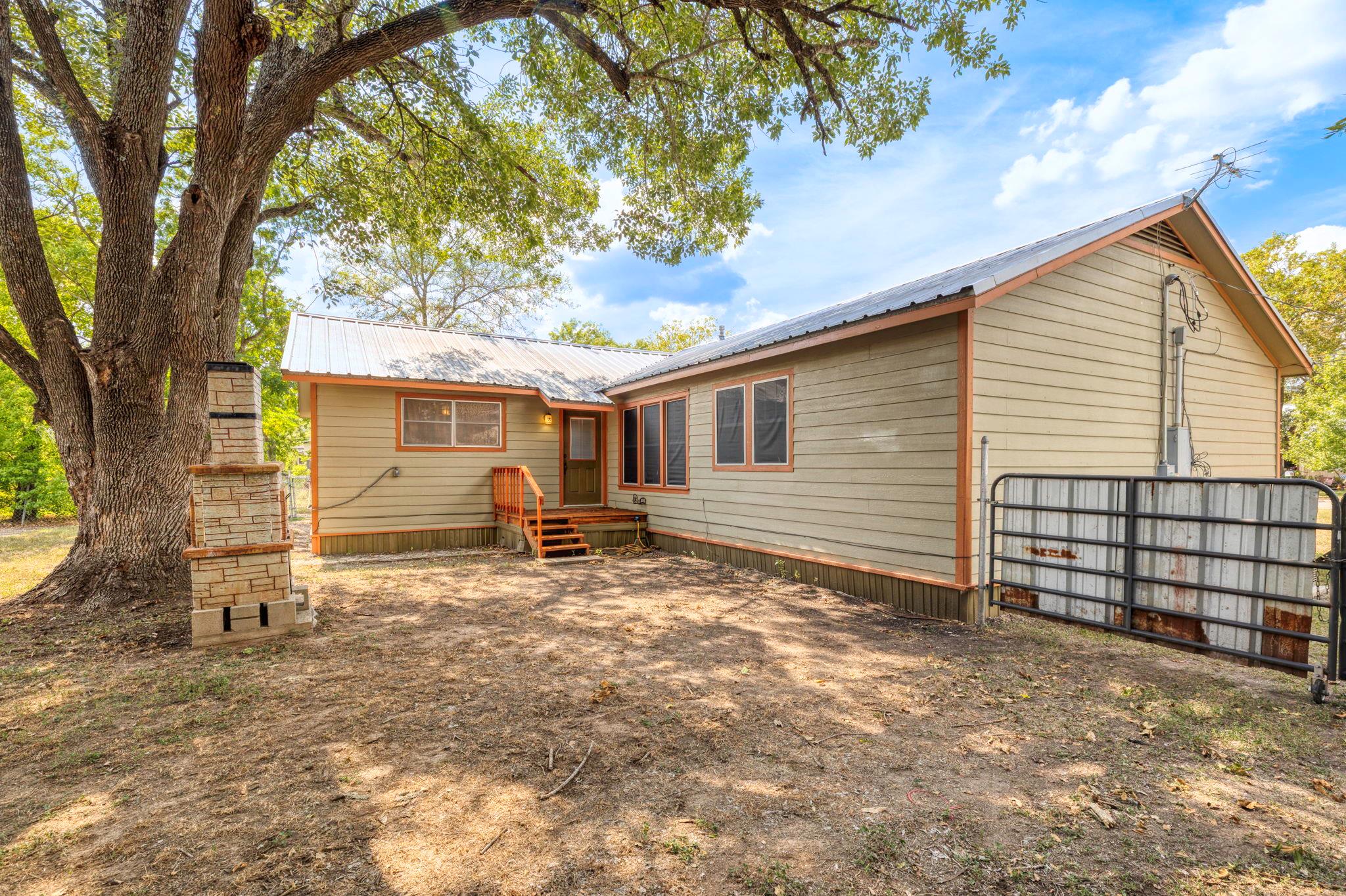924 W Live Oak Street Lockhart TX 78644