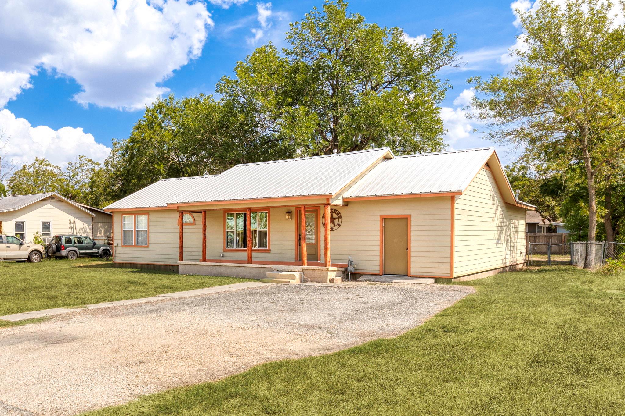 924 W Live Oak Street Lockhart TX 78644