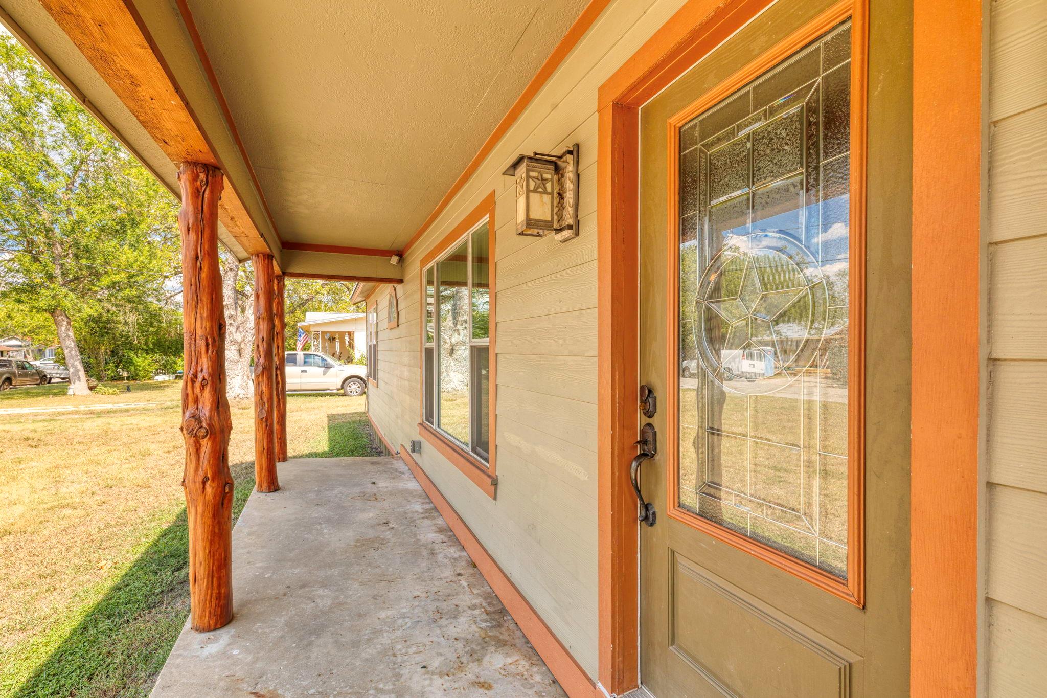 924 W Live Oak Street Lockhart TX 78644