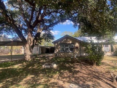 214 S Hackberry Avenue Luling TX 78648