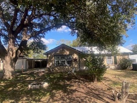 214 S Hackberry Avenue Luling TX 78648