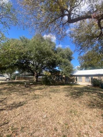 214 S Hackberry Avenue Luling TX 78648