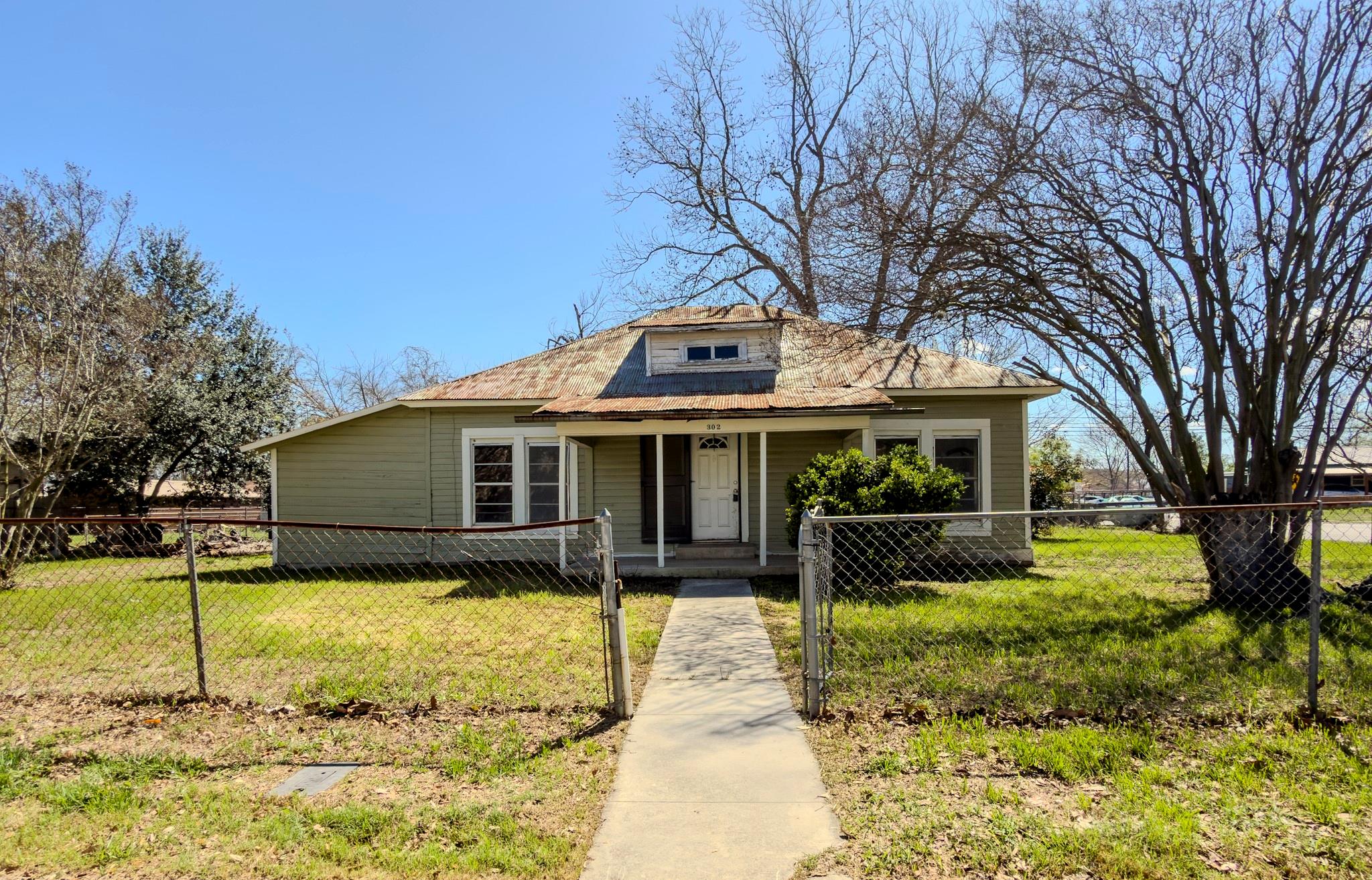 302 E Crockett Street Luling TX 78648