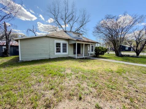 302 E Crockett Street Luling TX 78648