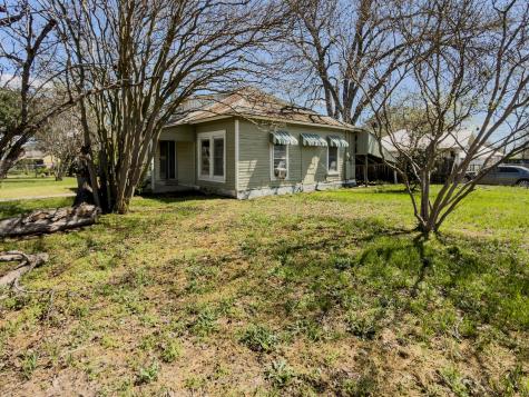 302 E Crockett Street Luling TX 78648