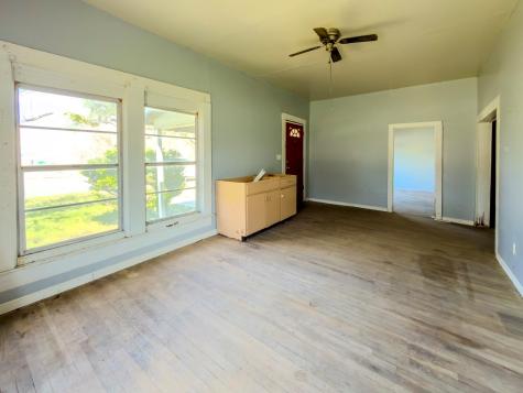 302 E Crockett Street Luling TX 78648