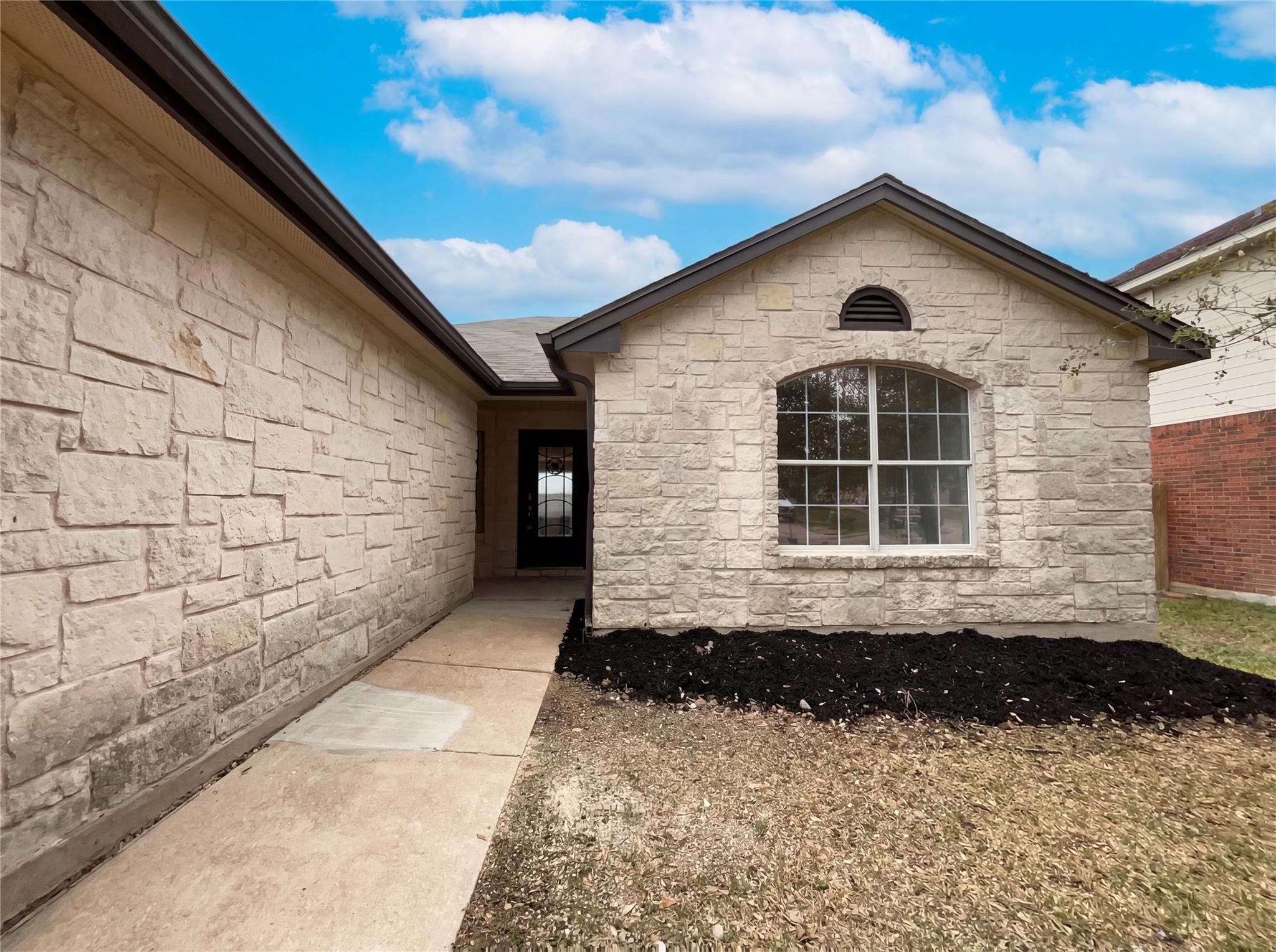 506 Gettysburg Loop Elgin TX 78621