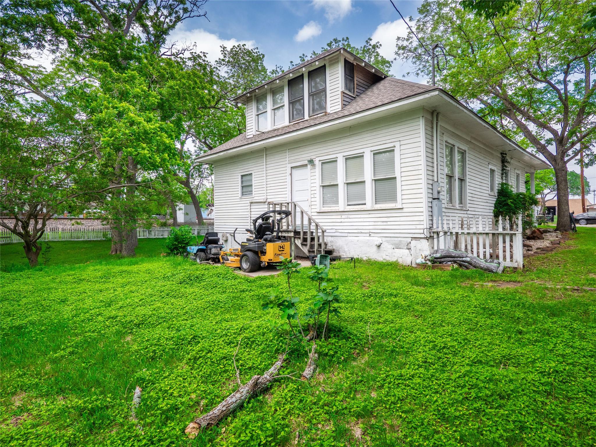 262 W Richmond Street Giddings TX 78942