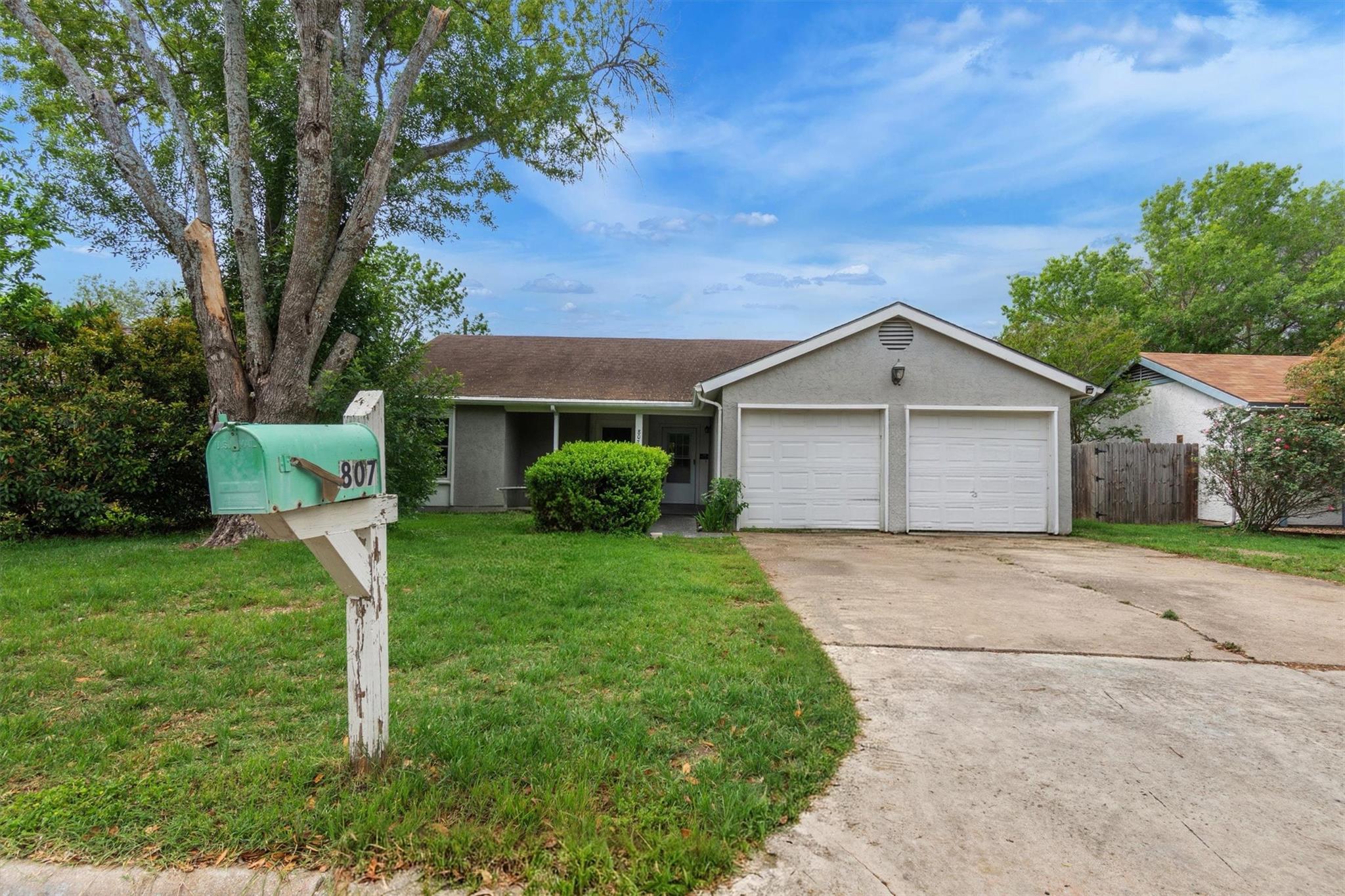 807 Travis Street Lockhart TX 78644