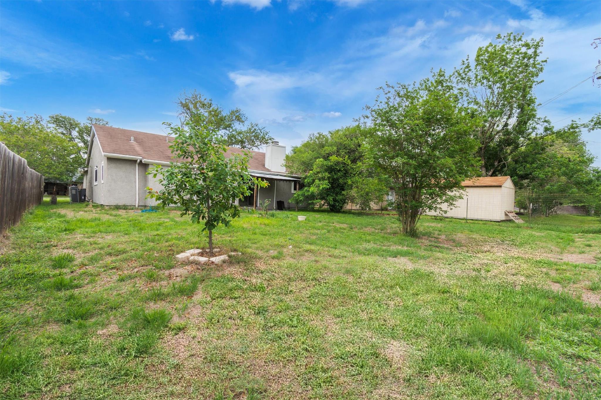 807 Travis Street Lockhart TX 78644