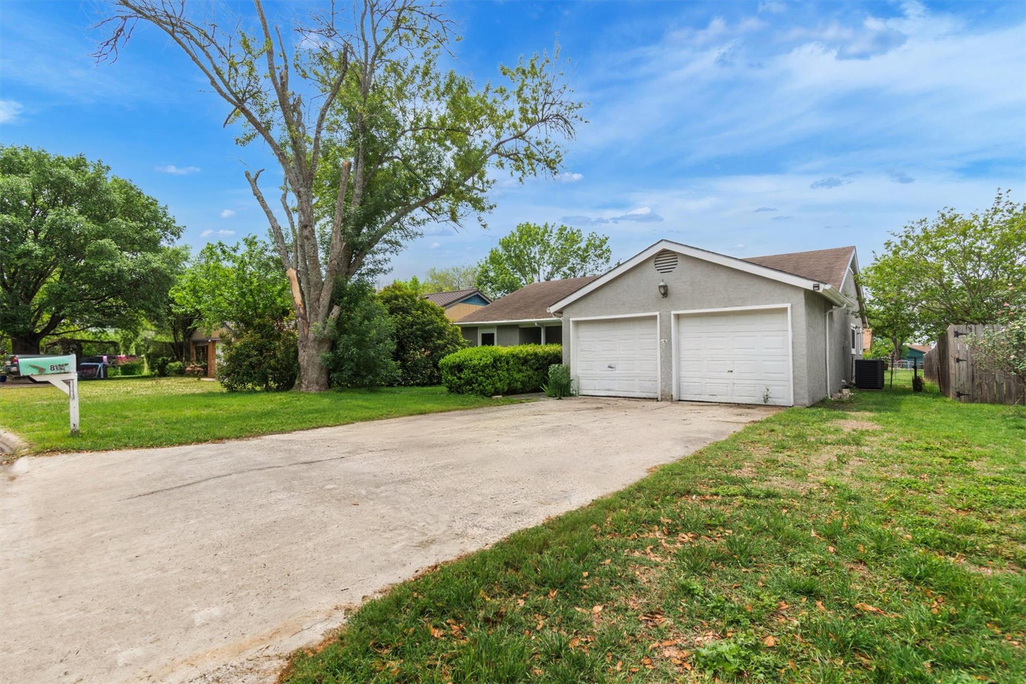 807 Travis Street Lockhart TX 78644