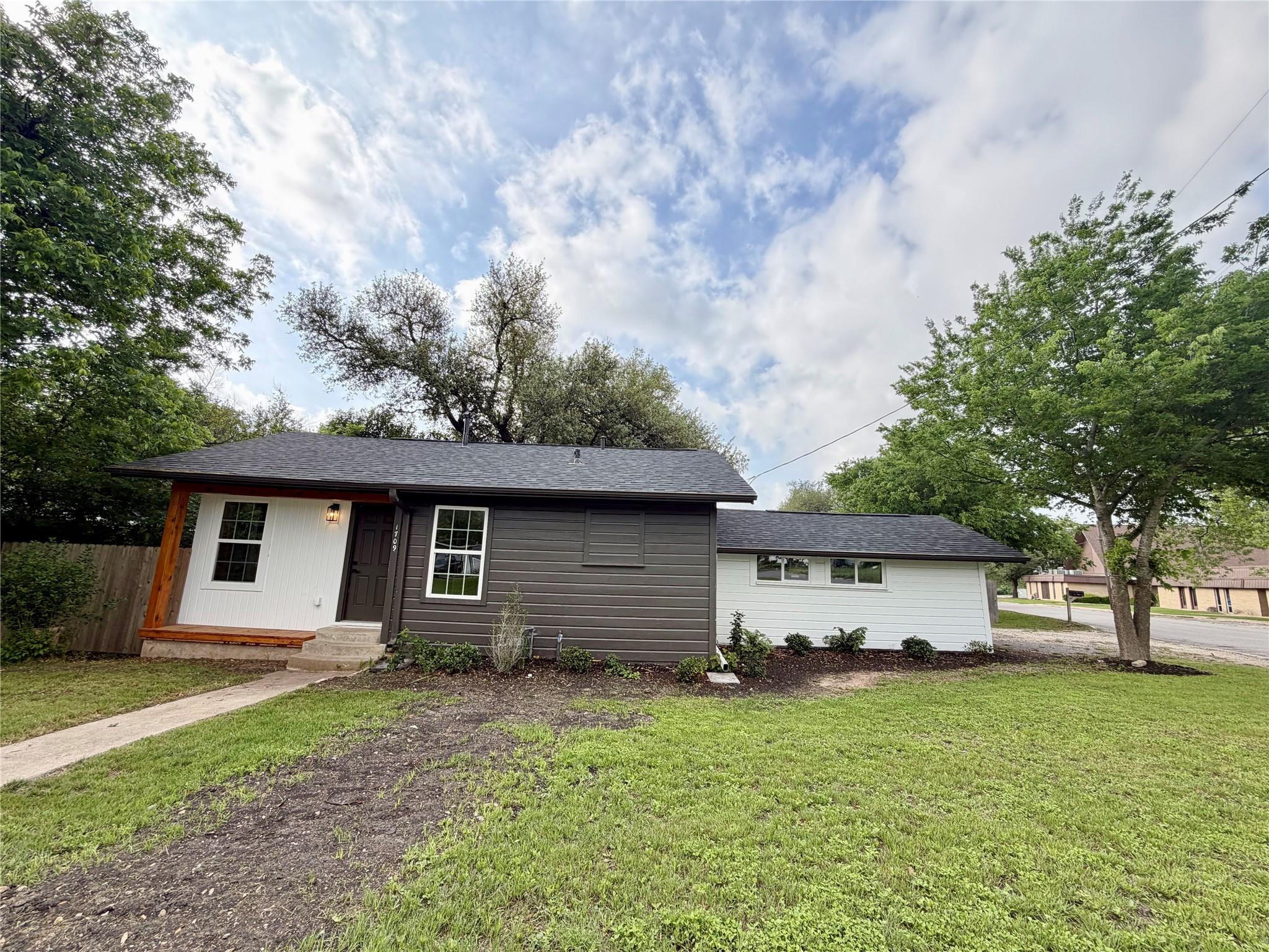 1709 Cecelia Street Taylor TX 76574