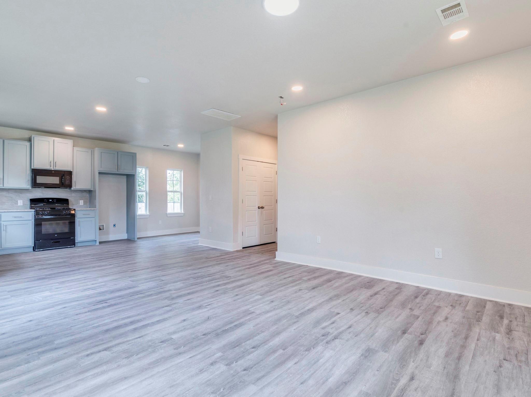 411 S Avenue B Elgin TX 78621