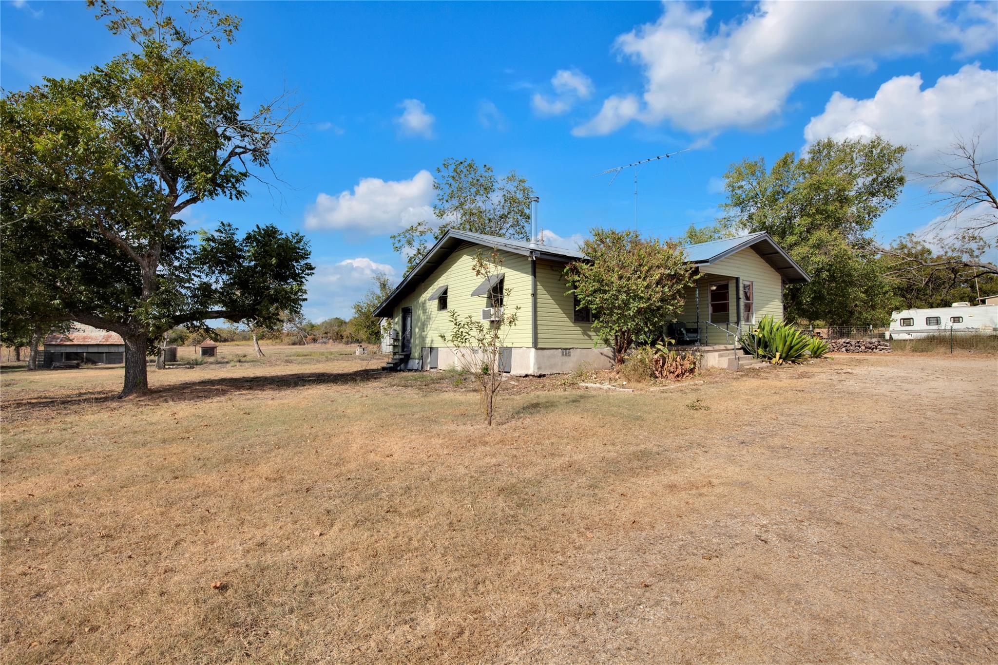 1607 E 4th Street Taylor TX 76574